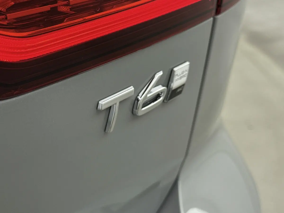 T6 AWD Plug-in Essential | Trekhaak | PDC V+A en camera | Stoel + Stuurverwarming | Extra getint glas | 19 inch LM |