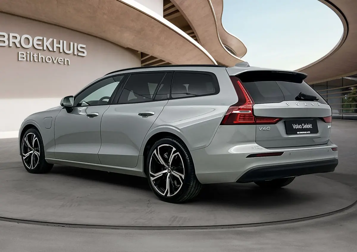 T6 AWD Plug-in Essential | Trekhaak | PDC V+A en camera | Stoel + Stuurverwarming | Extra getint glas | 19 inch LM |