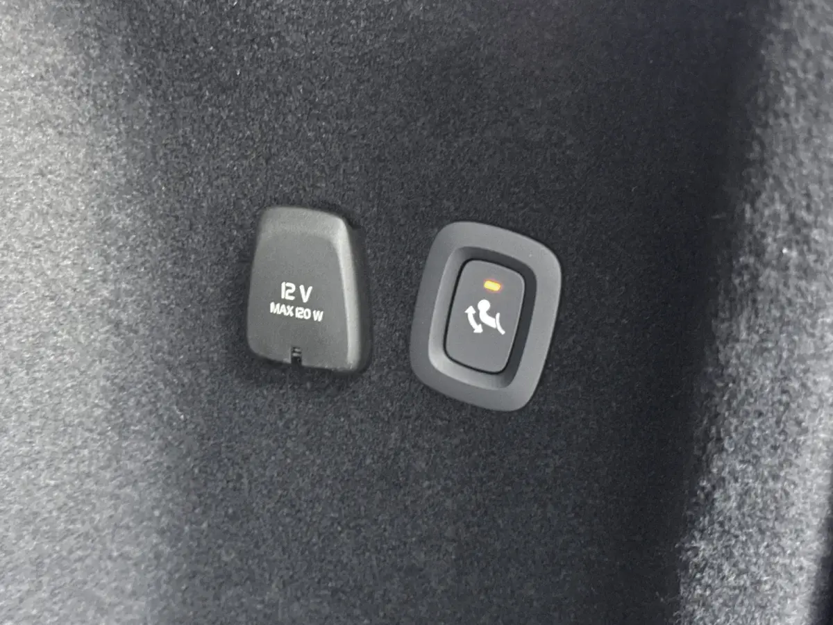 T6 AWD Plug-in Essential | Trekhaak | PDC V+A en camera | Stoel + Stuurverwarming | Extra getint glas | 19 inch LM |