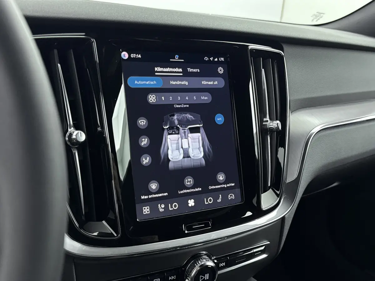 T6 AWD Plug-in Essential | Trekhaak | PDC V+A en camera | Stoel + Stuurverwarming | Extra getint glas | 19 inch LM |