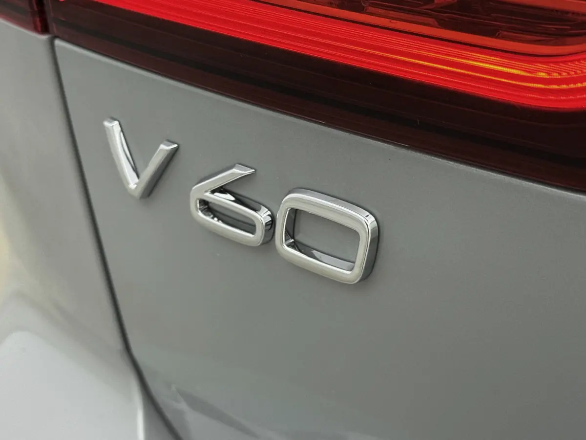 T6 AWD Plug-in Essential | Trekhaak | PDC V+A en camera | Stoel + Stuurverwarming | Extra getint glas | 19 inch LM |