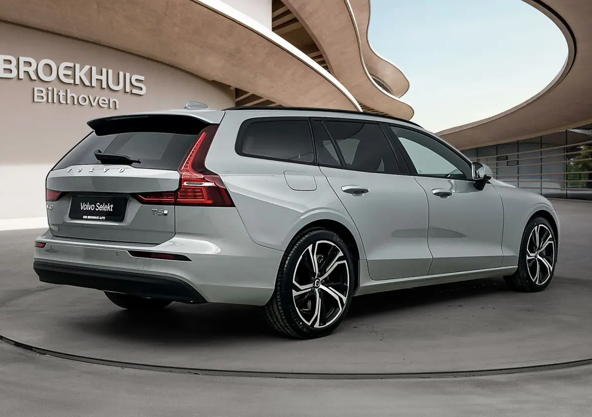 T6 AWD Plug-in Essential | Trekhaak | PDC V+A en camera | Stoel + Stuurverwarming | Extra getint glas | 19 inch LM |