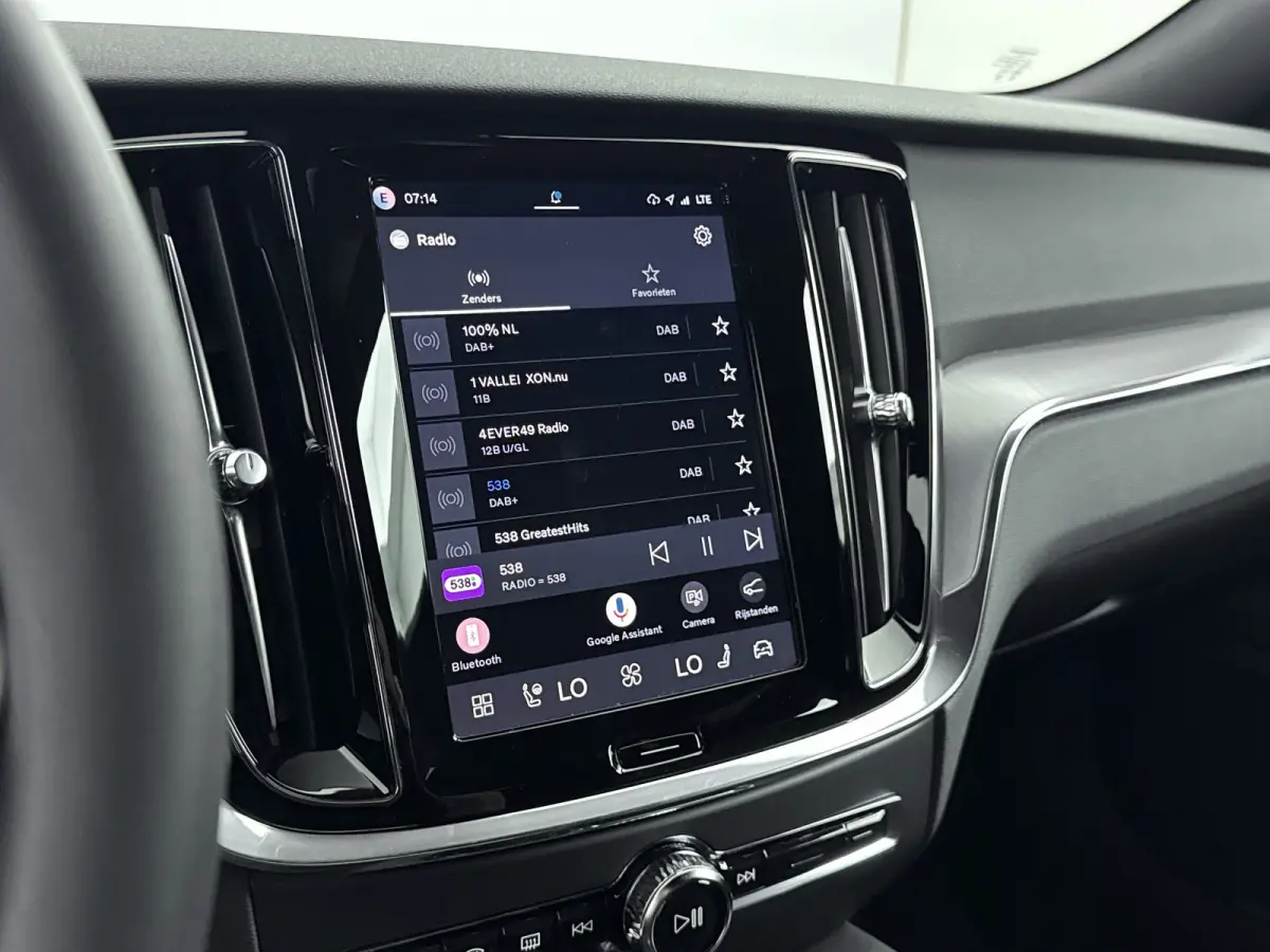 T6 AWD Plug-in Essential | Trekhaak | PDC V+A en camera | Stoel + Stuurverwarming | Extra getint glas | 19 inch LM |