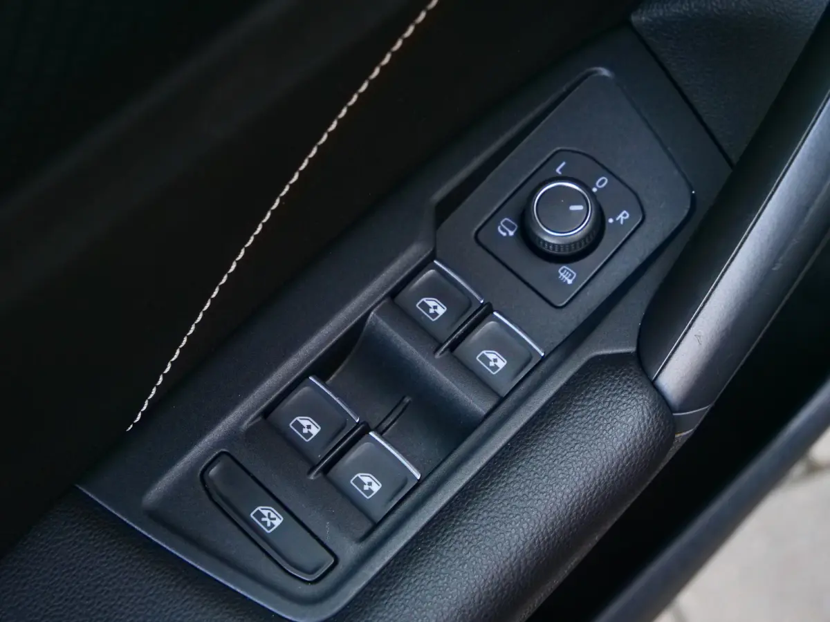 1.4 TSI eHybrid R-Line Business+ 245 Pk Automaat Navi / DAB / Apple Carplay / Camera / Stoelverwarming