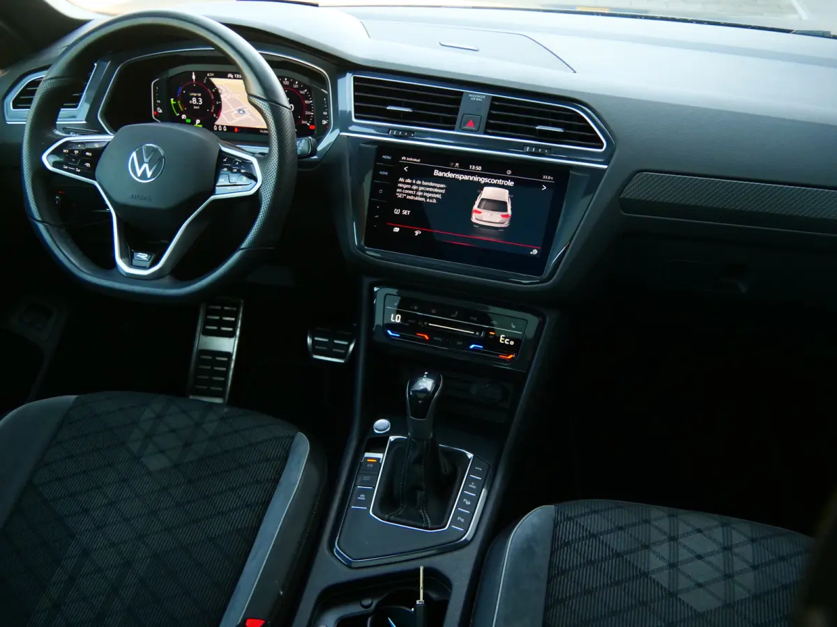 1.4 TSI eHybrid R-Line Business+ 245 Pk Automaat Navi / DAB / Apple Carplay / Camera / Stoelverwarming