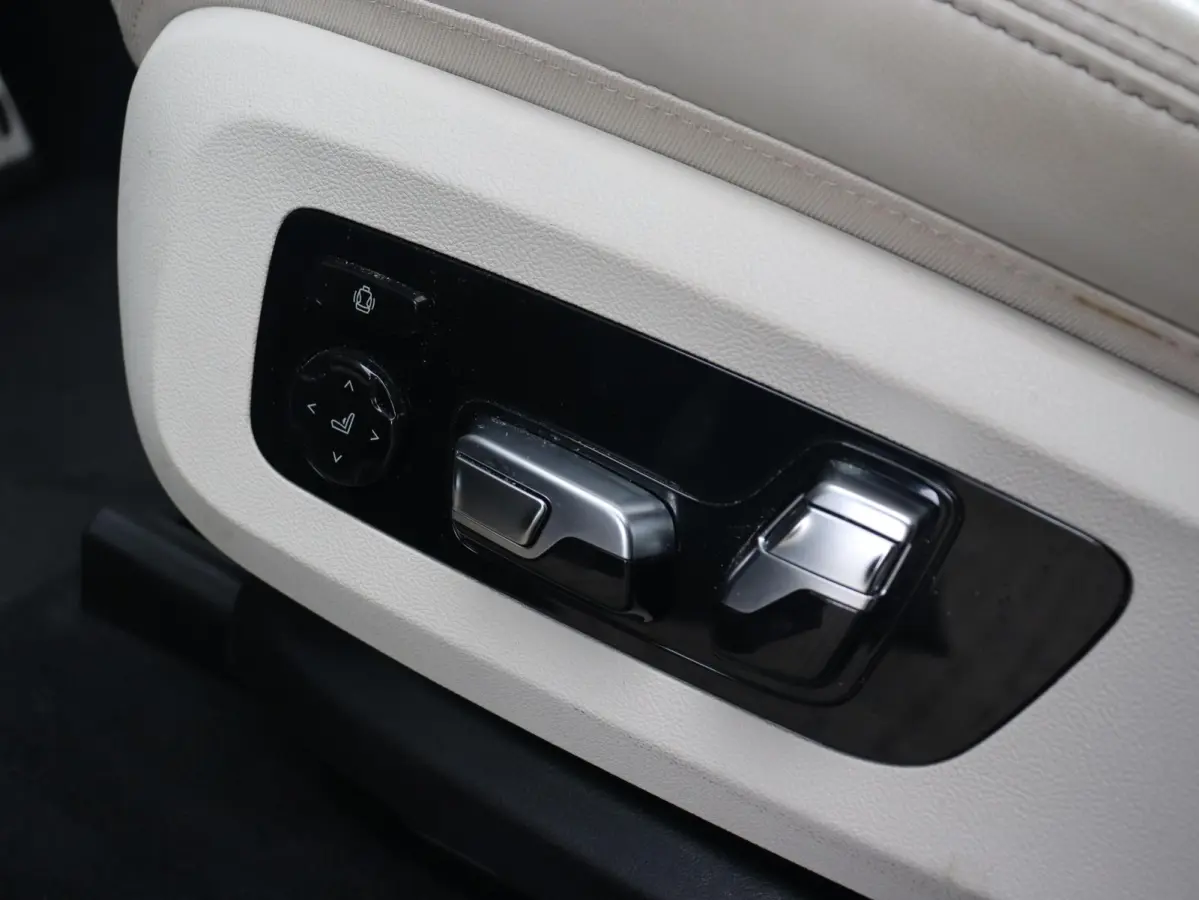 xDrive50e | M Sportpakket | Panodak | Head-Up | Driving Assistant Prof. | Massage | Stoelventilatie | Soft Close | Active Steering | SoH 100% | 20'' LMV