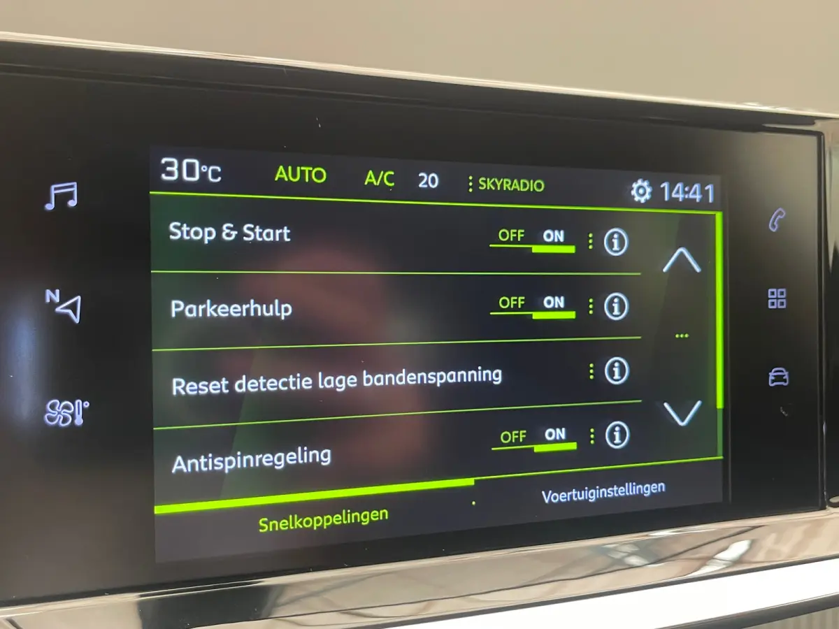 1.2 PureTech Allure | Achteruitrijcamera | Climate Control | Cruise Control | Extra getinte ramen | 17'' Lichtmetalen velgen |'| Achterbank in delen neerklapbaar | Achteruitrijcamera | Airco