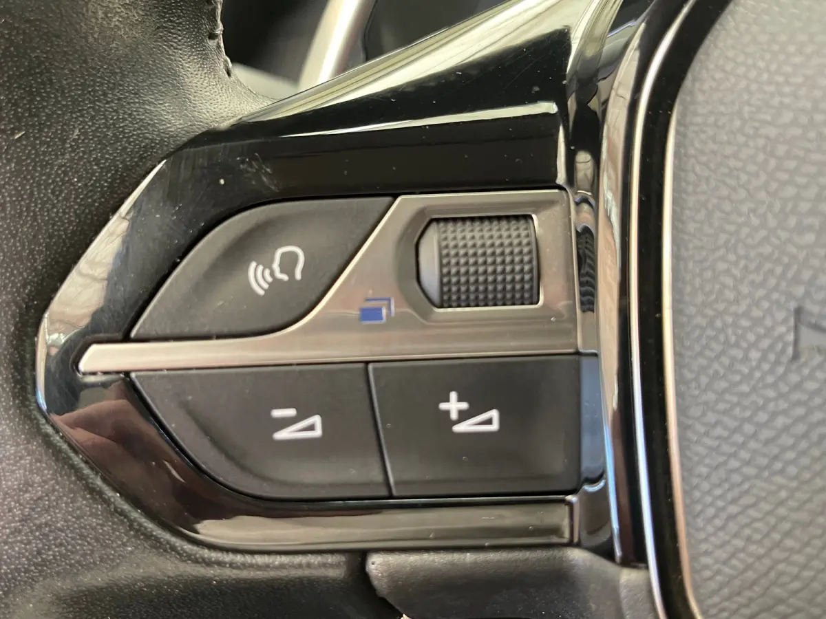 1.2 PureTech Allure | Achteruitrijcamera | Climate Control | Cruise Control | Extra getinte ramen | 17'' Lichtmetalen velgen |'| Achterbank in delen neerklapbaar | Achteruitrijcamera | Airco