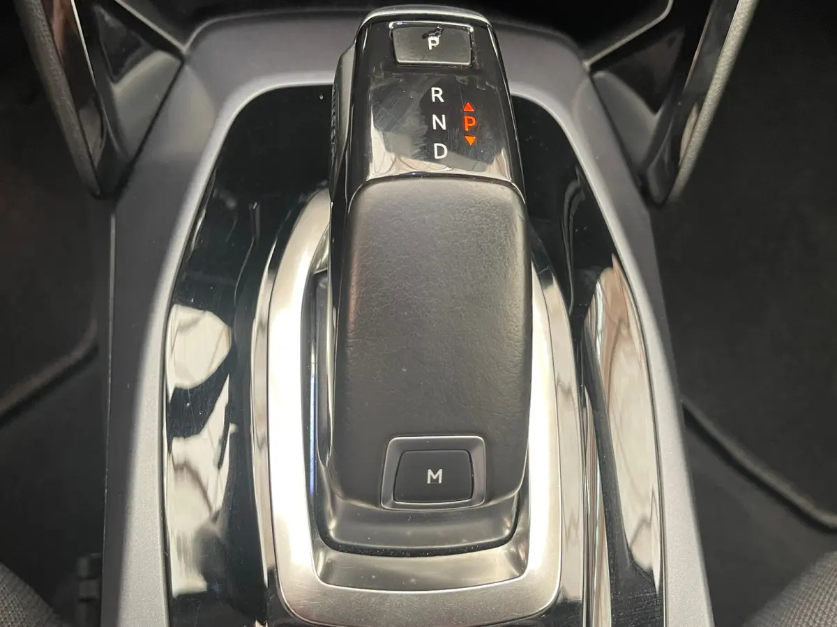 1.2 PureTech Allure | Achteruitrijcamera | Climate Control | Cruise Control | Extra getinte ramen | 17'' Lichtmetalen velgen |'| Achterbank in delen neerklapbaar | Achteruitrijcamera | Airco