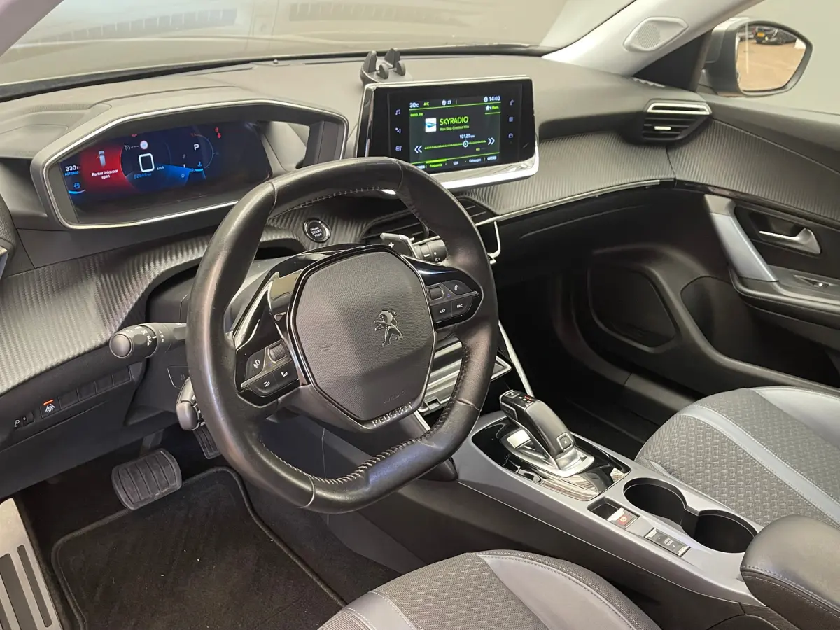 1.2 PureTech Allure | Achteruitrijcamera | Climate Control | Cruise Control | Extra getinte ramen | 17'' Lichtmetalen velgen |'| Achterbank in delen neerklapbaar | Achteruitrijcamera | Airco