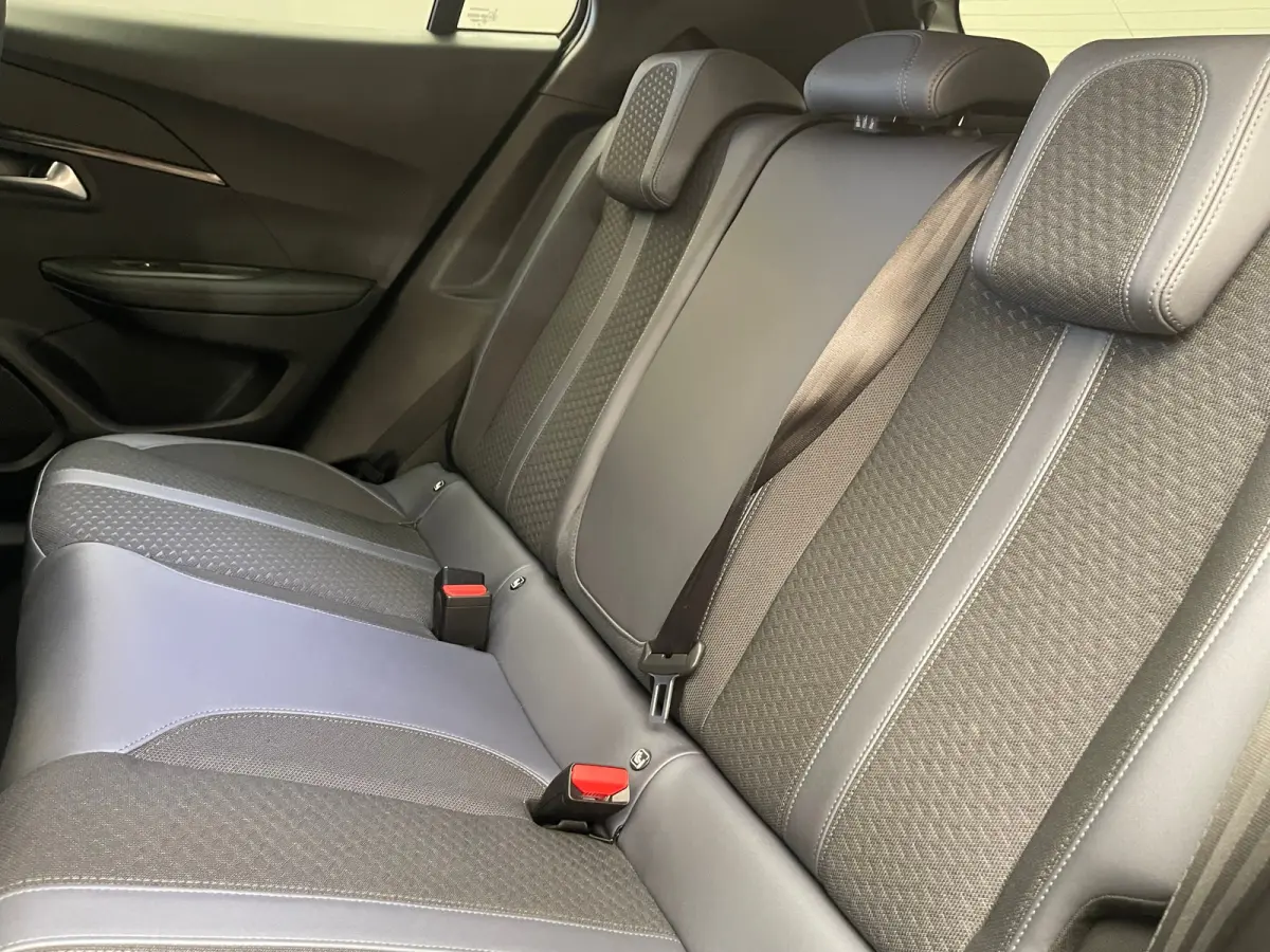 1.2 PureTech Allure | Achteruitrijcamera | Climate Control | Cruise Control | Extra getinte ramen | 17'' Lichtmetalen velgen |'| Achterbank in delen neerklapbaar | Achteruitrijcamera | Airco