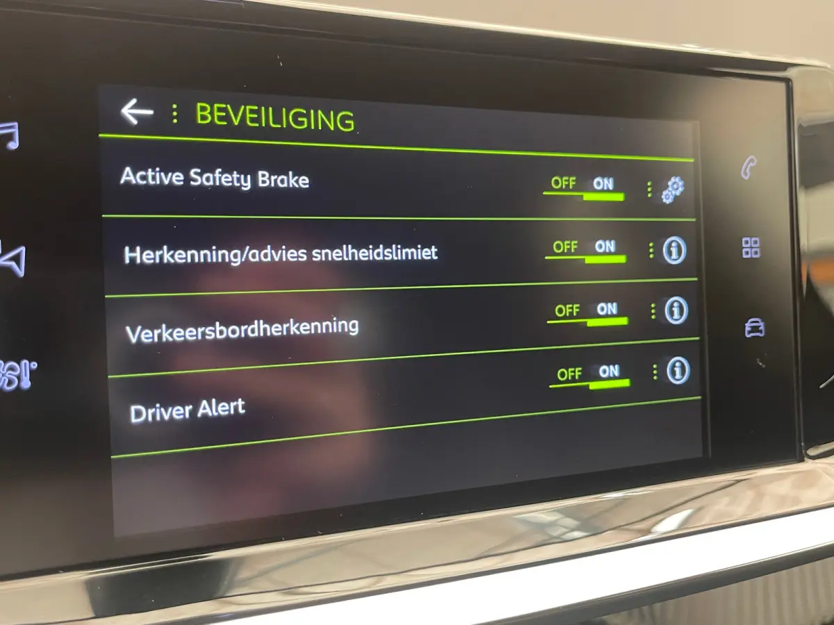 1.2 PureTech Allure | Achteruitrijcamera | Climate Control | Cruise Control | Extra getinte ramen | 17'' Lichtmetalen velgen |'| Achterbank in delen neerklapbaar | Achteruitrijcamera | Airco