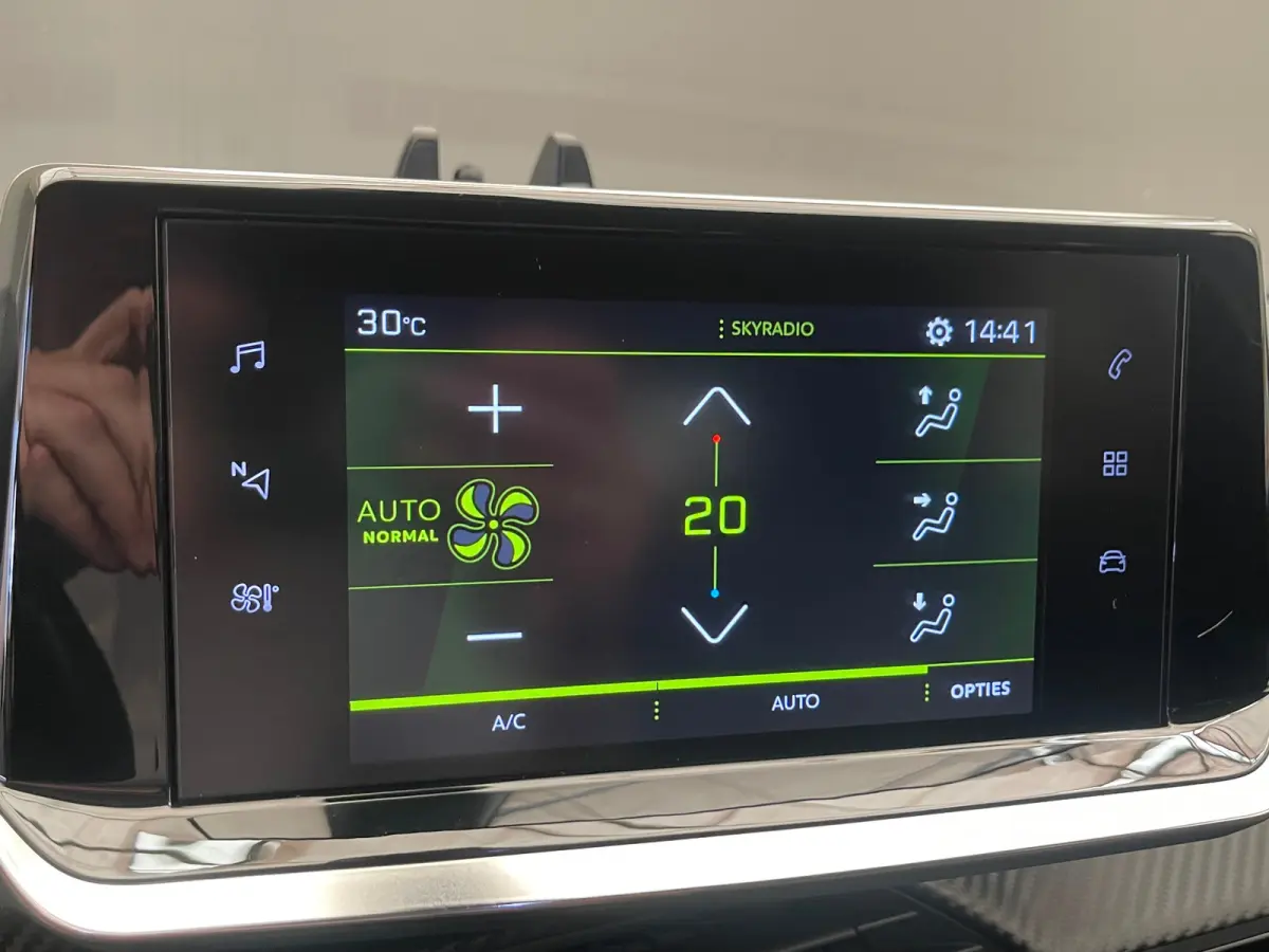 1.2 PureTech Allure | Achteruitrijcamera | Climate Control | Cruise Control | Extra getinte ramen | 17'' Lichtmetalen velgen |'| Achterbank in delen neerklapbaar | Achteruitrijcamera | Airco