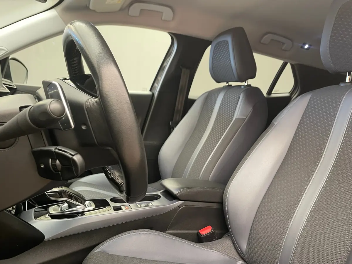 1.2 PureTech Allure | Achteruitrijcamera | Climate Control | Cruise Control | Extra getinte ramen | 17'' Lichtmetalen velgen |'| Achterbank in delen neerklapbaar | Achteruitrijcamera | Airco