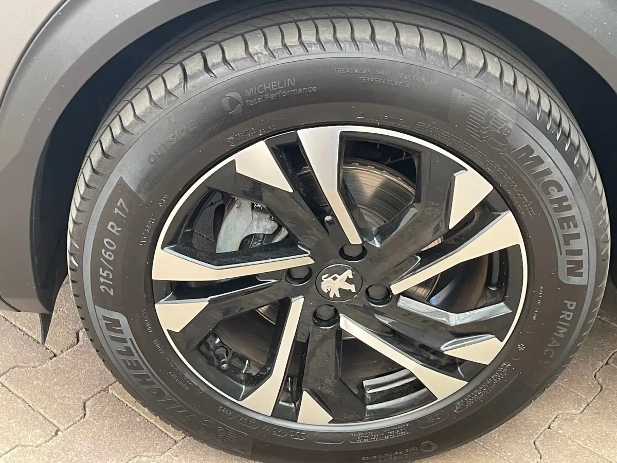 1.2 PureTech Allure | Achteruitrijcamera | Climate Control | Cruise Control | Extra getinte ramen | 17'' Lichtmetalen velgen |'| Achterbank in delen neerklapbaar | Achteruitrijcamera | Airco
