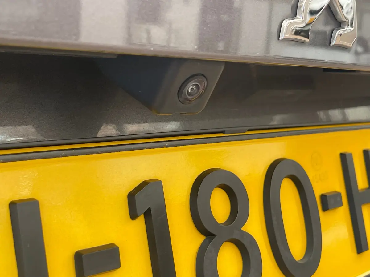 1.2 PureTech Allure | Achteruitrijcamera | Climate Control | Cruise Control | Extra getinte ramen | 17'' Lichtmetalen velgen |'| Achterbank in delen neerklapbaar | Achteruitrijcamera | Airco