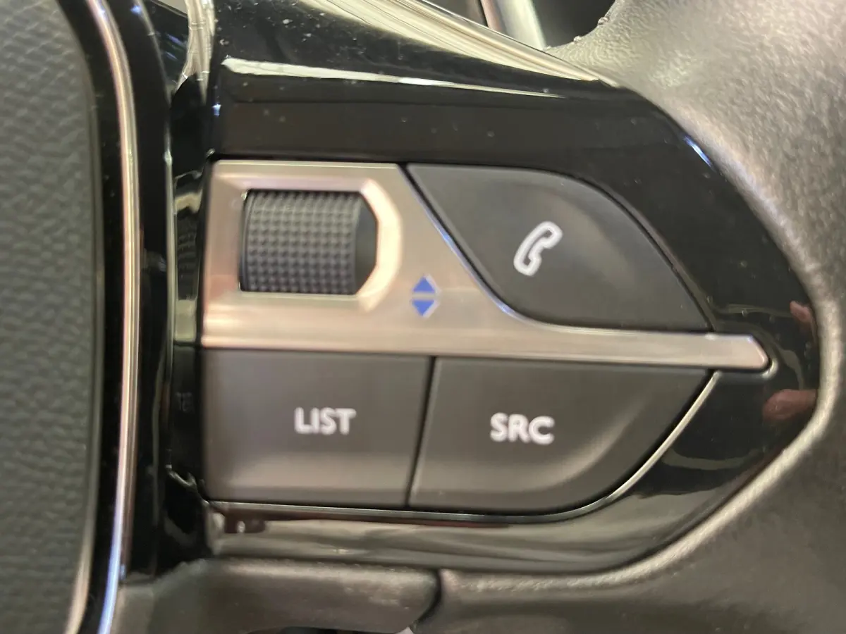 1.2 PureTech Allure | Achteruitrijcamera | Climate Control | Cruise Control | Extra getinte ramen | 17'' Lichtmetalen velgen |'| Achterbank in delen neerklapbaar | Achteruitrijcamera | Airco