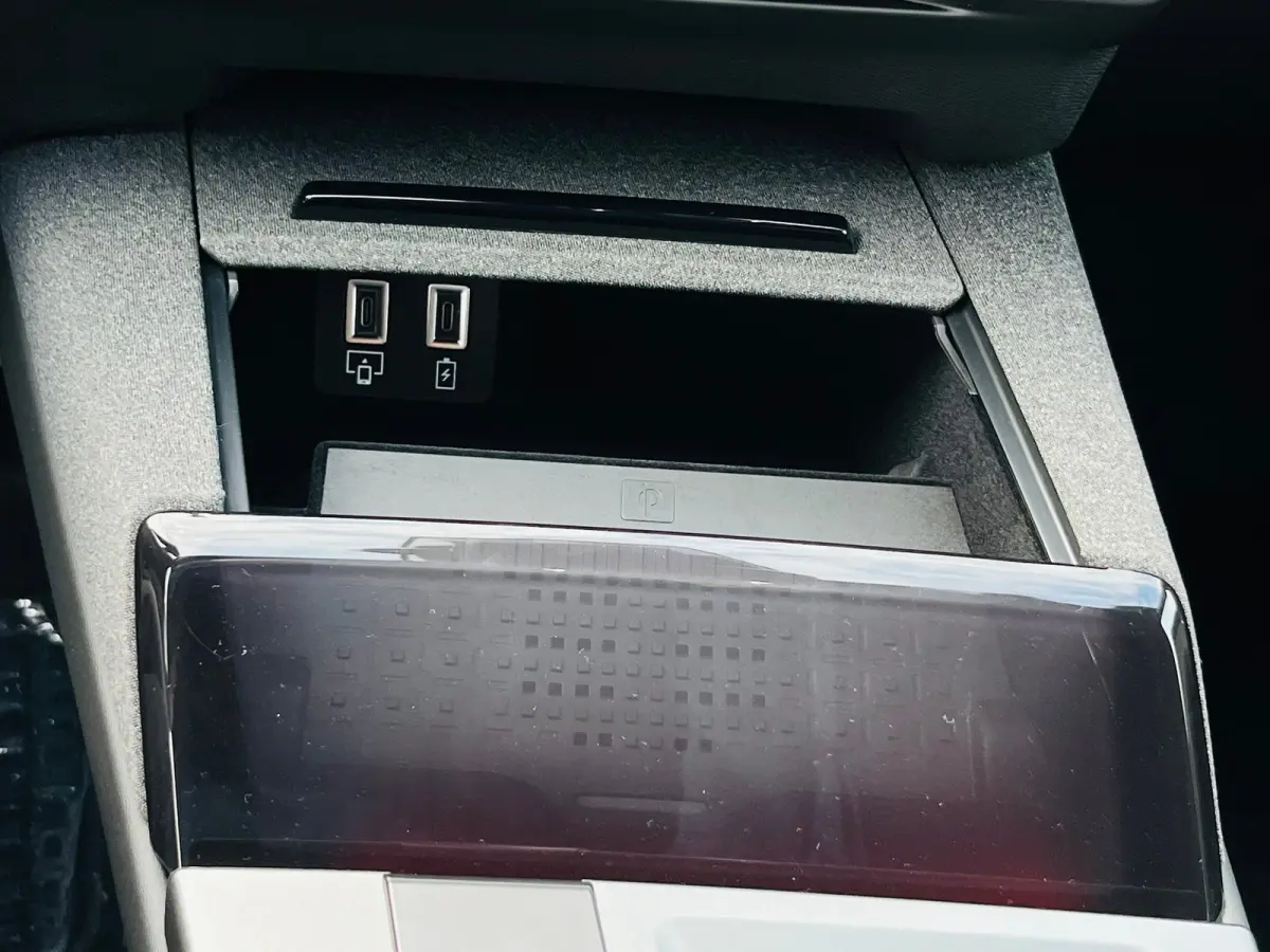 GS Afneembare trekhaak | Achteruitrijcamera | Adeptieve cruise control | Lendensteun | Standkachel | Keyless | Stoelverwarming | Apple carplay & Android auto
