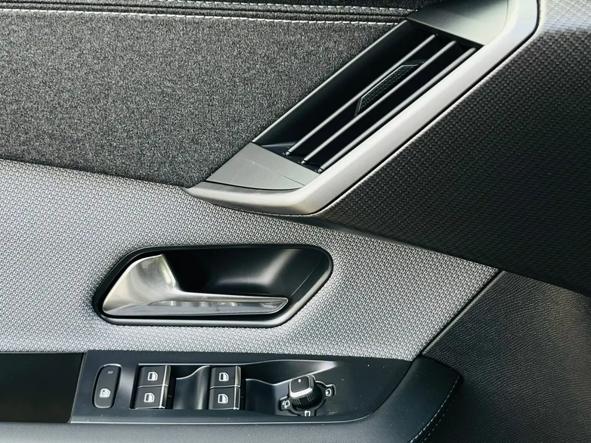 GS Afneembare trekhaak | Achteruitrijcamera | Adeptieve cruise control | Lendensteun | Standkachel | Keyless | Stoelverwarming | Apple carplay & Android auto