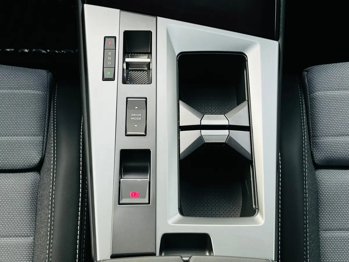 GS Afneembare trekhaak | Achteruitrijcamera | Adeptieve cruise control | Lendensteun | Standkachel | Keyless | Stoelverwarming | Apple carplay & Android auto
