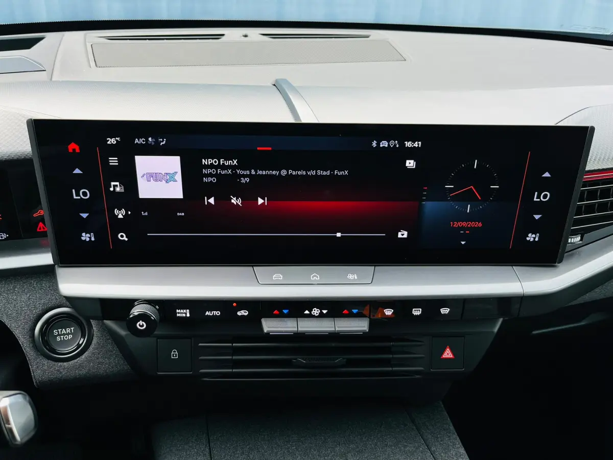 GS Afneembare trekhaak | Achteruitrijcamera | Adeptieve cruise control | Lendensteun | Standkachel | Keyless | Stoelverwarming | Apple carplay & Android auto