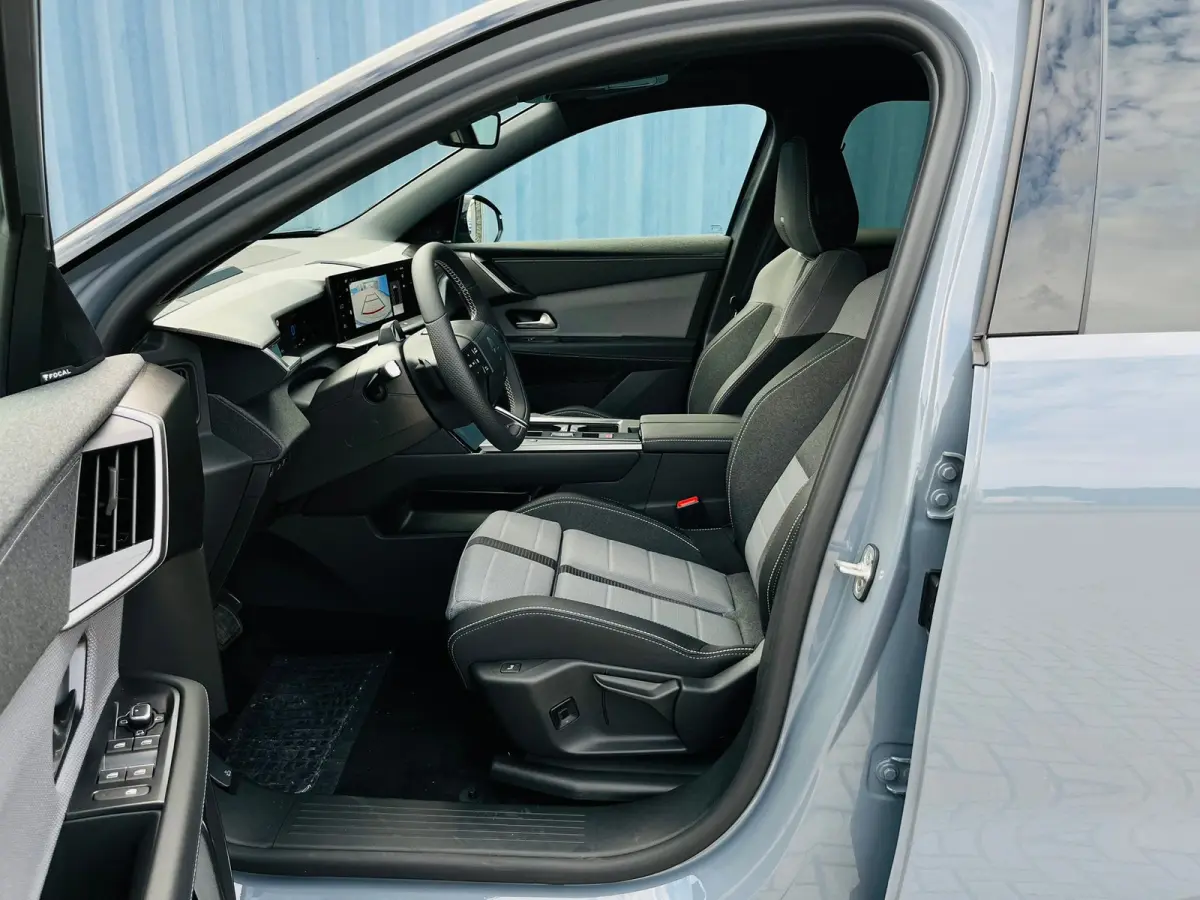 GS Afneembare trekhaak | Achteruitrijcamera | Adeptieve cruise control | Lendensteun | Standkachel | Keyless | Stoelverwarming | Apple carplay & Android auto