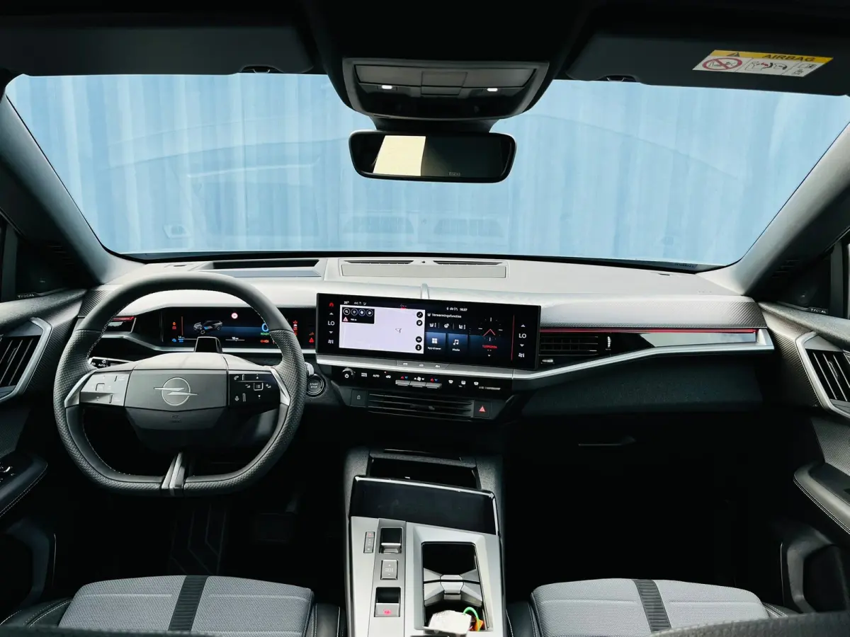 GS Afneembare trekhaak | Achteruitrijcamera | Adeptieve cruise control | Lendensteun | Standkachel | Keyless | Stoelverwarming | Apple carplay & Android auto