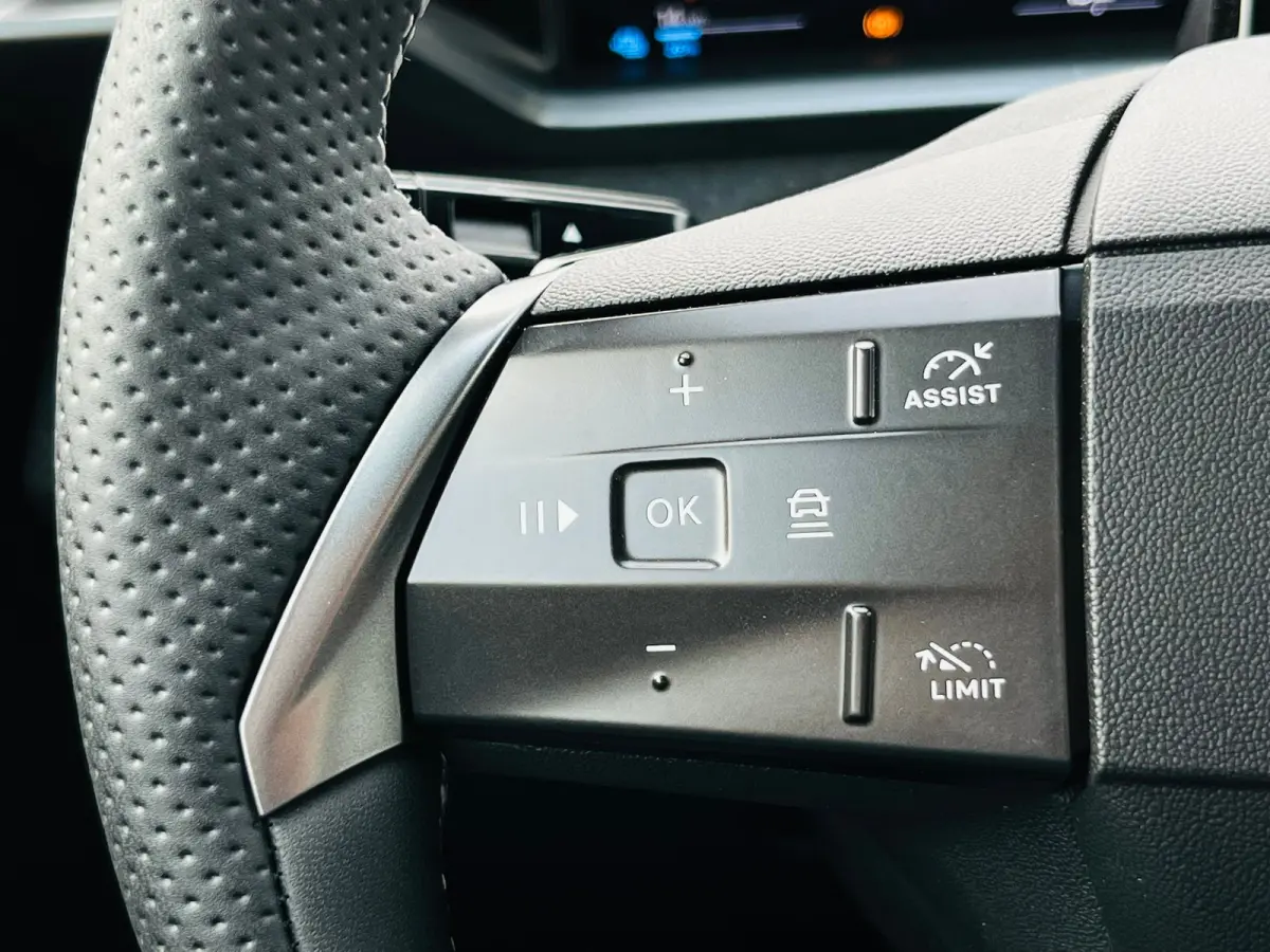 GS Afneembare trekhaak | Achteruitrijcamera | Adeptieve cruise control | Lendensteun | Standkachel | Keyless | Stoelverwarming | Apple carplay & Android auto