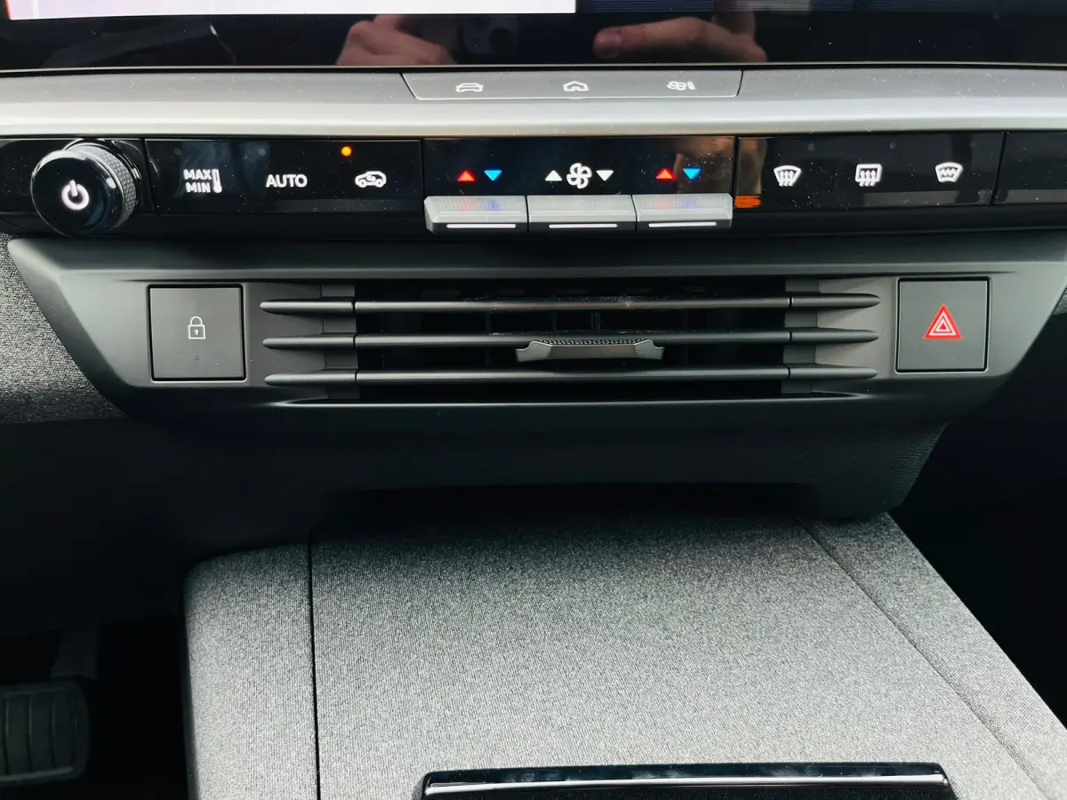 GS Afneembare trekhaak | Achteruitrijcamera | Adeptieve cruise control | Lendensteun | Standkachel | Keyless | Stoelverwarming | Apple carplay & Android auto