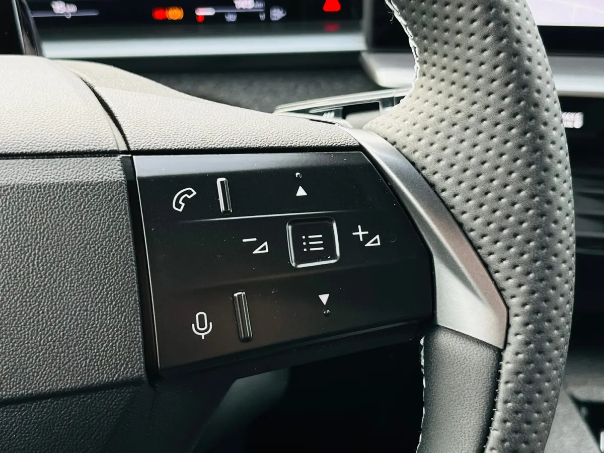 GS Afneembare trekhaak | Achteruitrijcamera | Adeptieve cruise control | Lendensteun | Standkachel | Keyless | Stoelverwarming | Apple carplay & Android auto