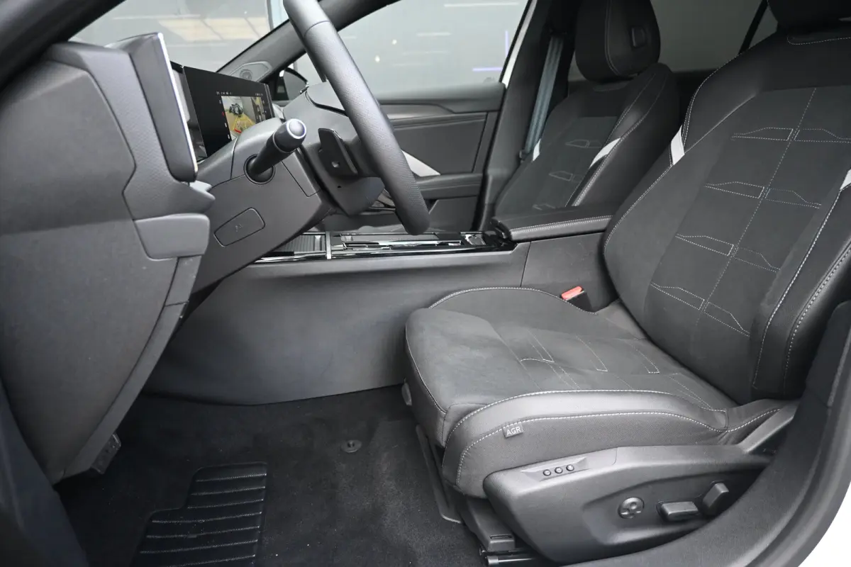 1.2 Turbo Hybrid GS Tot 8 Jaar Garantie! | Alcantara | Elektr. Stoelen | Intelli-Lux LED | Navigatie | Achteruitrijcamera | Adaptive Cruise | !!