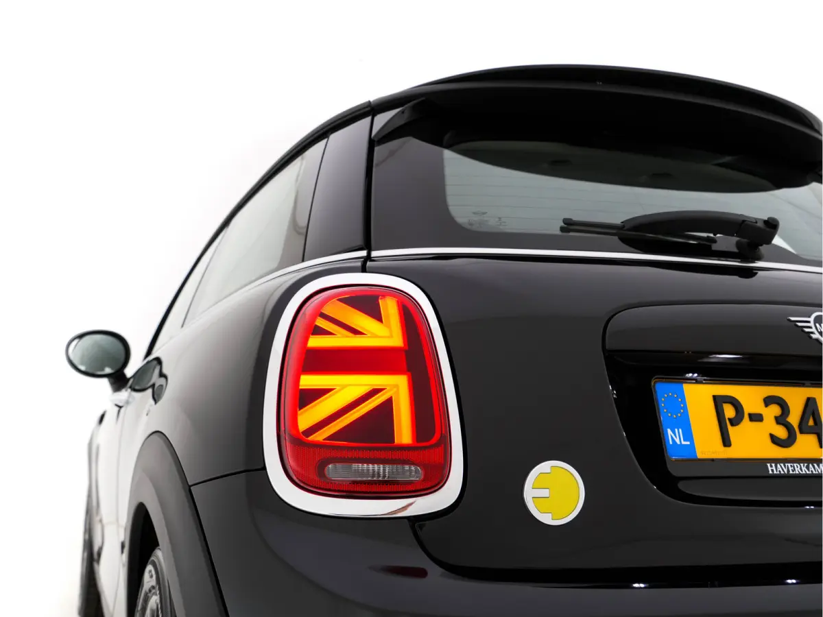 MINI Yours 33 kWh [3-Fase-11kW] {SoH-96%} (INCL-BTW) Aut. *HEATPUMP | LEATHER-ALCANTARA | FULL-LED | NAVI-FULLMAP | SPORTSEATS | AMBIENTLIGHT | DIGI-COCKPIT | DAB+ | ECC | PDC | CRUISE | 16'