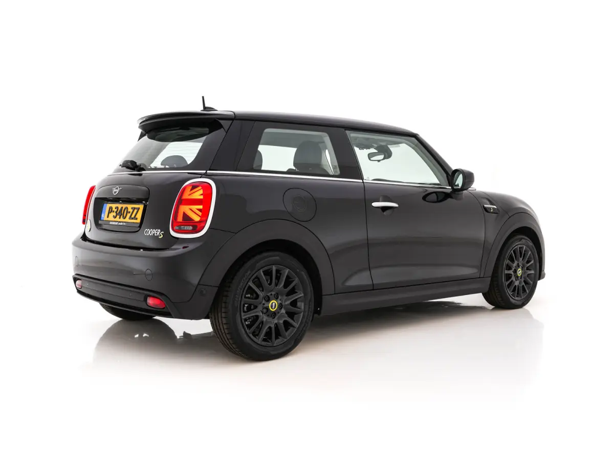 MINI Yours 33 kWh [3-Fase-11kW] {SoH-96%} (INCL-BTW) Aut. *HEATPUMP | LEATHER-ALCANTARA | FULL-LED | NAVI-FULLMAP | SPORTSEATS | AMBIENTLIGHT | DIGI-COCKPIT | DAB+ | ECC | PDC | CRUISE | 16'