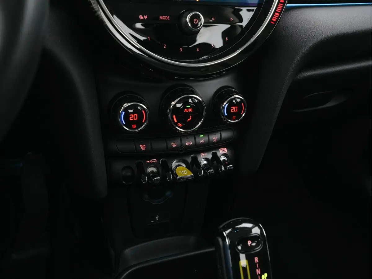 MINI Yours 33 kWh [3-Fase-11kW] {SoH-96%} (INCL-BTW) Aut. *HEATPUMP | LEATHER-ALCANTARA | FULL-LED | NAVI-FULLMAP | SPORTSEATS | AMBIENTLIGHT | DIGI-COCKPIT | DAB+ | ECC | PDC | CRUISE | 16'