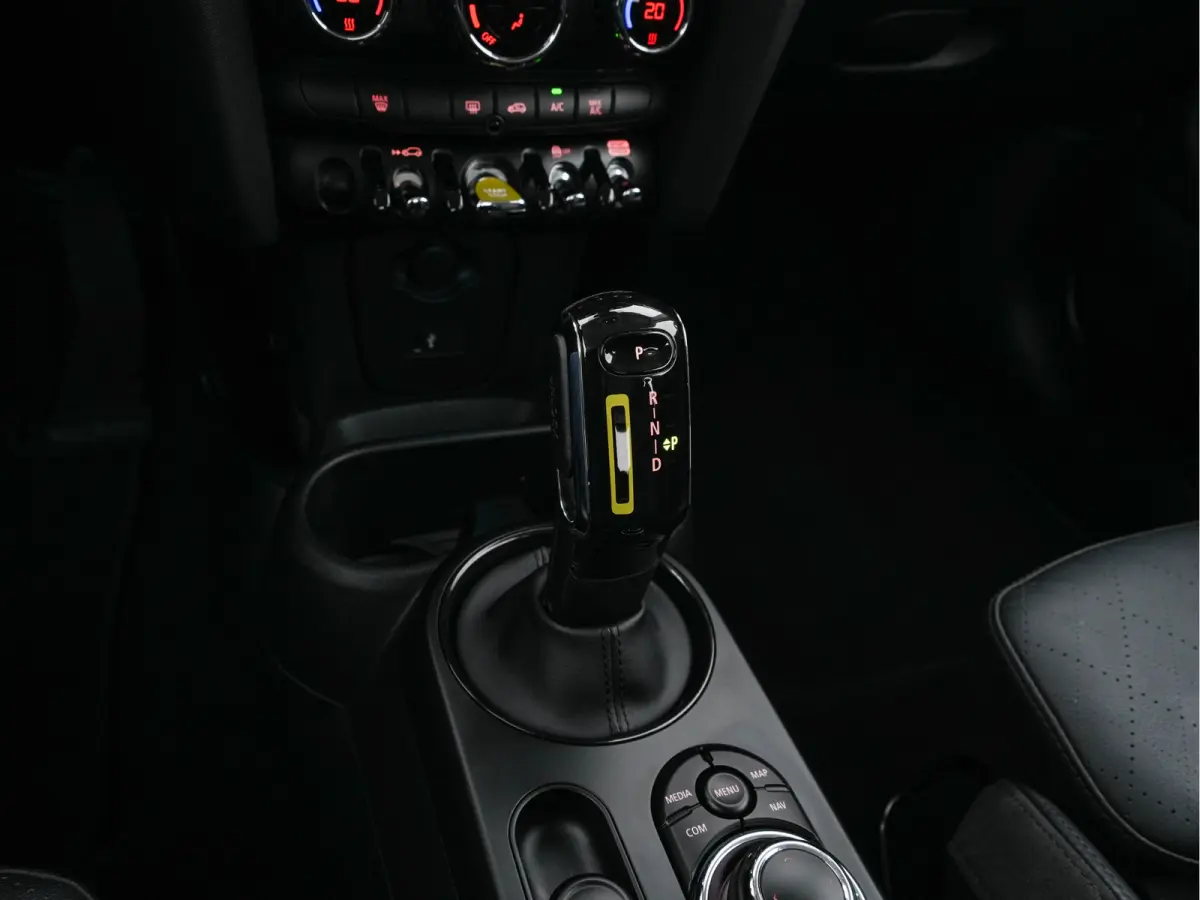 MINI Yours 33 kWh [3-Fase-11kW] {SoH-96%} (INCL-BTW) Aut. *HEATPUMP | LEATHER-ALCANTARA | FULL-LED | NAVI-FULLMAP | SPORTSEATS | AMBIENTLIGHT | DIGI-COCKPIT | DAB+ | ECC | PDC | CRUISE | 16'