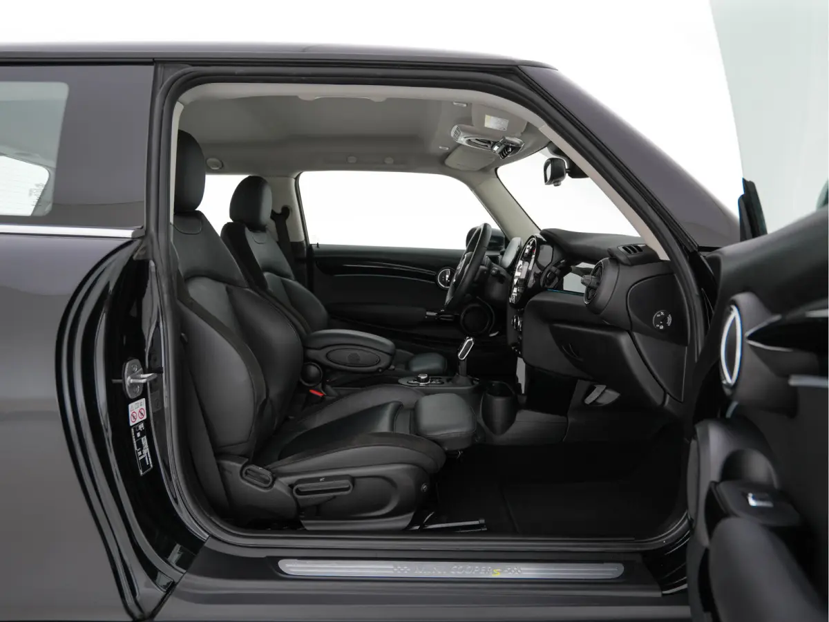 MINI Yours 33 kWh [3-Fase-11kW] {SoH-96%} (INCL-BTW) Aut. *HEATPUMP | LEATHER-ALCANTARA | FULL-LED | NAVI-FULLMAP | SPORTSEATS | AMBIENTLIGHT | DIGI-COCKPIT | DAB+ | ECC | PDC | CRUISE | 16'