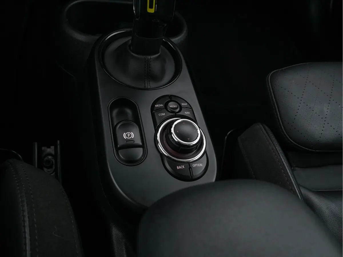 MINI Yours 33 kWh [3-Fase-11kW] {SoH-96%} (INCL-BTW) Aut. *HEATPUMP | LEATHER-ALCANTARA | FULL-LED | NAVI-FULLMAP | SPORTSEATS | AMBIENTLIGHT | DIGI-COCKPIT | DAB+ | ECC | PDC | CRUISE | 16'
