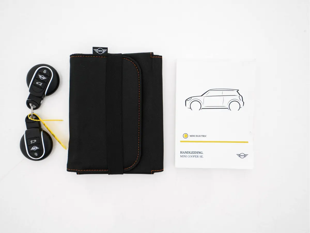 MINI Yours 33 kWh [3-Fase-11kW] {SoH-96%} (INCL-BTW) Aut. *HEATPUMP | LEATHER-ALCANTARA | FULL-LED | NAVI-FULLMAP | SPORTSEATS | AMBIENTLIGHT | DIGI-COCKPIT | DAB+ | ECC | PDC | CRUISE | 16'