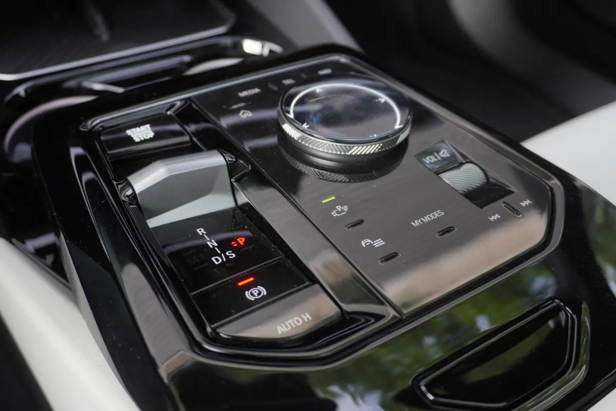 530e M Sport Edition | Travel Pack | Comfort Pack | Comforstoelen | Stoelventilatie | Driving Assistant Plus |  BMW Iconic Glow
