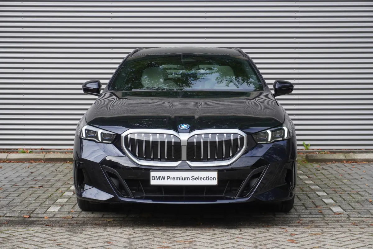 530e M Sport Edition | Travel Pack | Comfort Pack | Comforstoelen | Stoelventilatie | Driving Assistant Plus |  BMW Iconic Glow