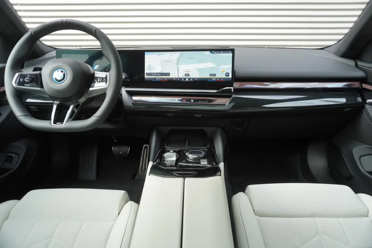 530e M Sport Edition | Travel Pack | Comfort Pack | Comforstoelen | Stoelventilatie | Driving Assistant Plus |  BMW Iconic Glow