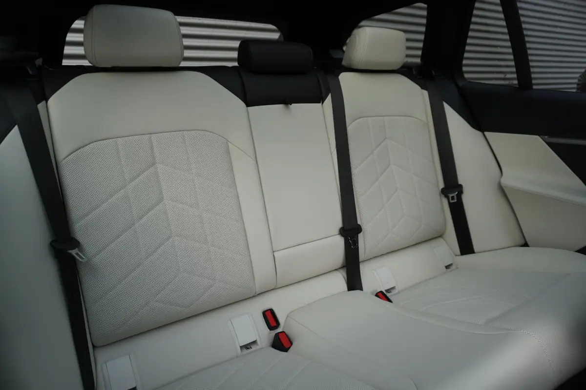 530e M Sport Edition | Travel Pack | Comfort Pack | Comforstoelen | Stoelventilatie | Driving Assistant Plus |  BMW Iconic Glow