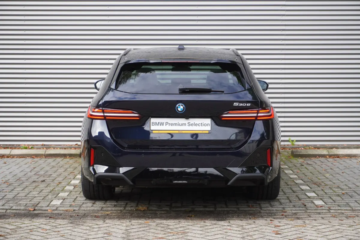 530e M Sport Edition | Travel Pack | Comfort Pack | Comforstoelen | Stoelventilatie | Driving Assistant Plus |  BMW Iconic Glow