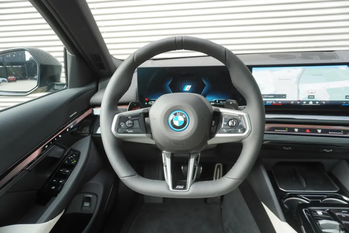 530e M Sport Edition | Travel Pack | Comfort Pack | Comforstoelen | Stoelventilatie | Driving Assistant Plus |  BMW Iconic Glow
