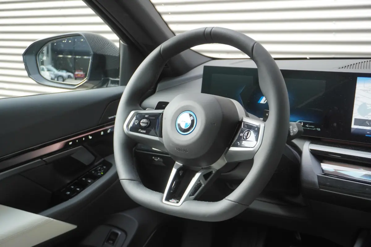 530e M Sport Edition | Travel Pack | Comfort Pack | Comforstoelen | Stoelventilatie | Driving Assistant Plus |  BMW Iconic Glow