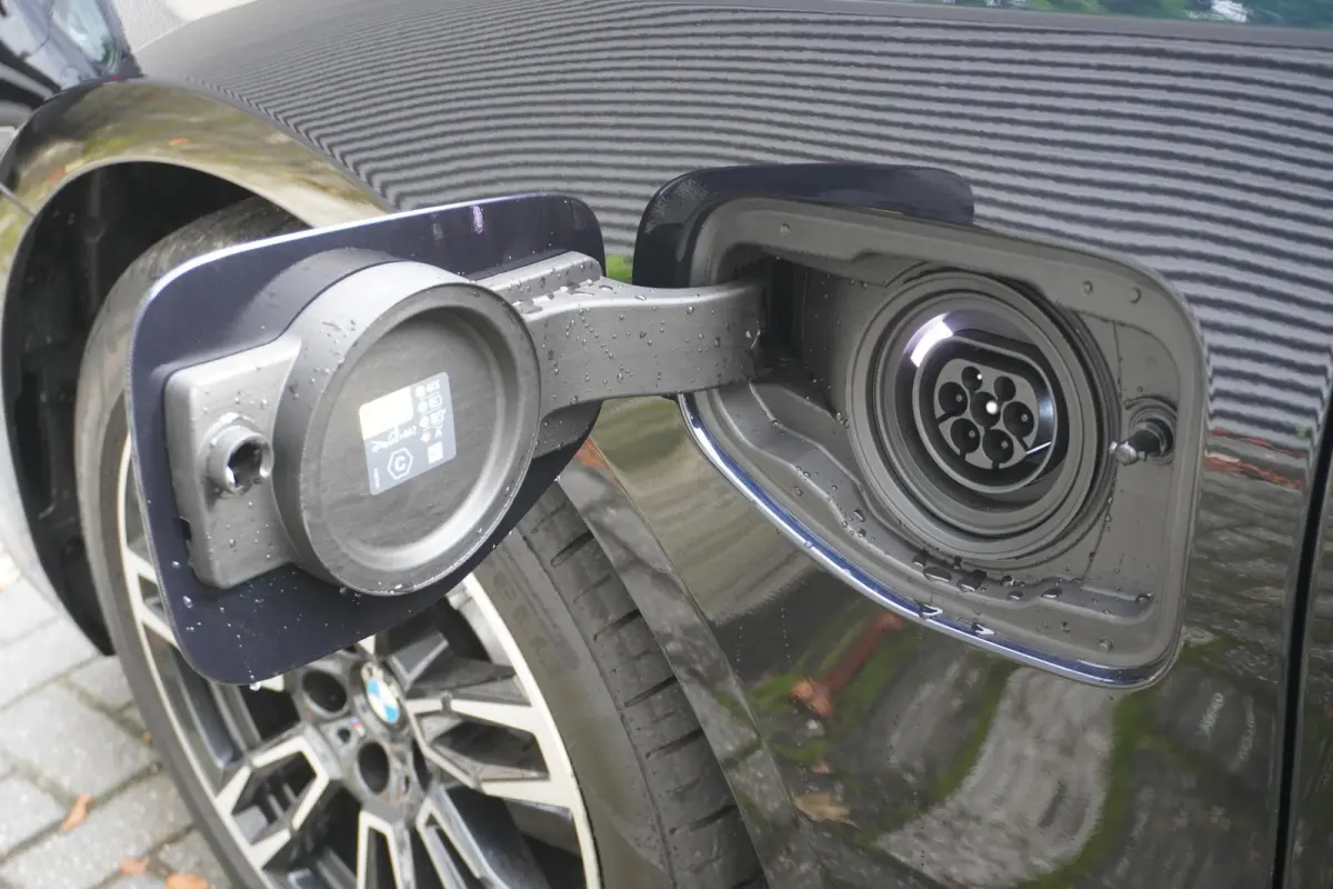 530e M Sport Edition | Travel Pack | Comfort Pack | Comforstoelen | Stoelventilatie | Driving Assistant Plus |  BMW Iconic Glow