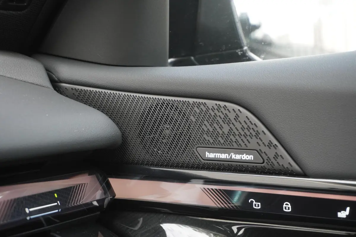 530e M Sport Edition | Travel Pack | Comfort Pack | Comforstoelen | Stoelventilatie | Driving Assistant Plus |  BMW Iconic Glow
