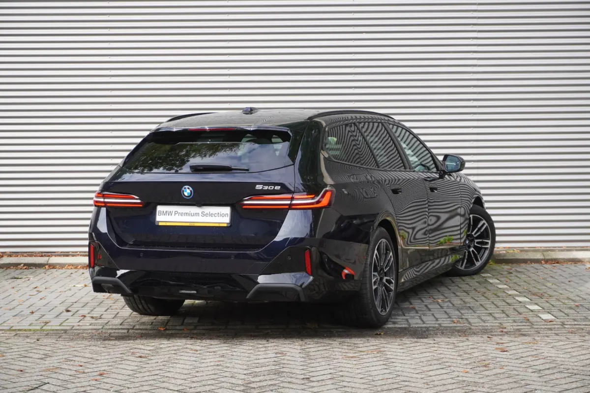 530e M Sport Edition | Travel Pack | Comfort Pack | Comforstoelen | Stoelventilatie | Driving Assistant Plus |  BMW Iconic Glow