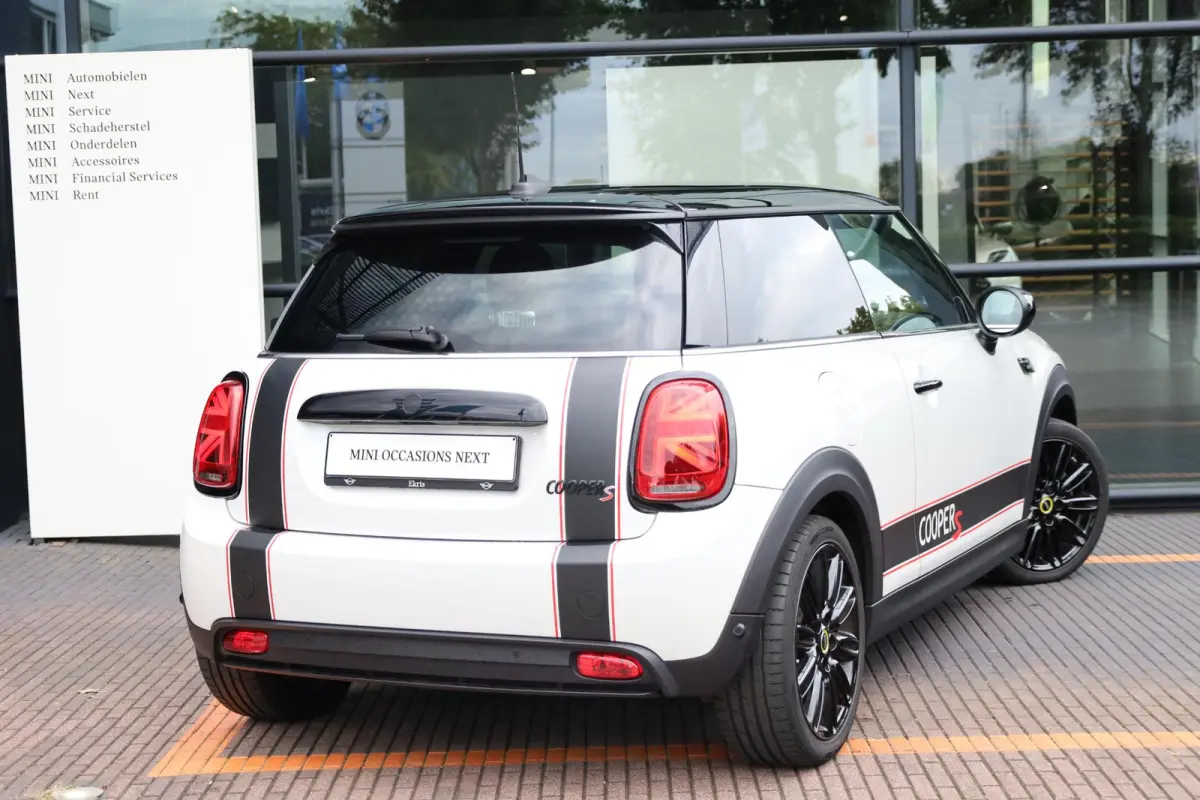 | Leder | Stoelverwarming | Parkeersensoren | Climate Control | Navigatiesysteem