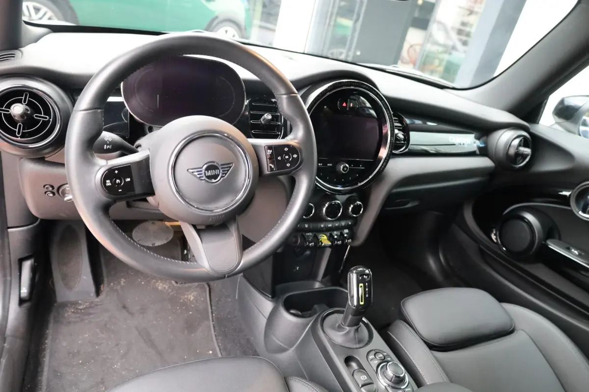 | Leder | Stoelverwarming | Parkeersensoren | Climate Control | Navigatiesysteem